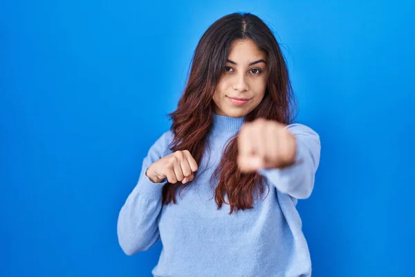 Hispanic Young Woman Standing Blue Background Punching Fist Fight Aggressive — Stock Photo, Image