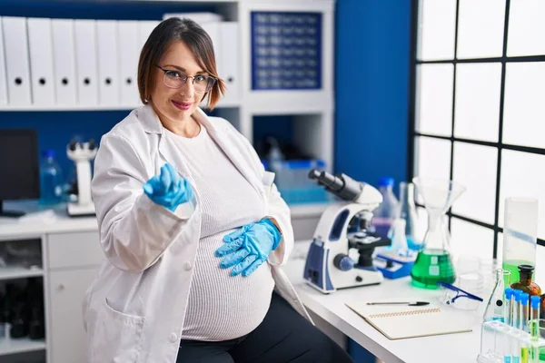 在科学家实验室工作的怀孕妇女举手投足欢迎快乐而微笑的来到这里 — 图库照片