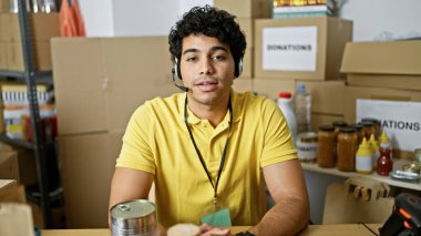 Genç latin adam çağrı merkezi temsilcisi yardım merkezinde konuşuyor.