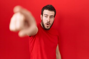 Gündelik kırmızı tişört giyen genç İspanyol bir adam parmağıyla işaret ederek ileriyi işaret etti, ağzı açık hayret verici bir ifade, ön tarafta bir şey vardı. 