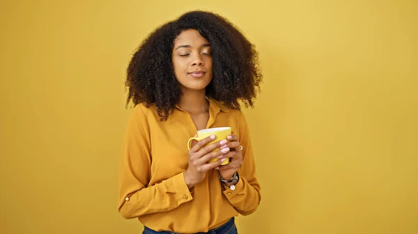 Afričanky Americká Žena Čichání Šálek Kávy Stojící Nad Izolované Žluté — Stock fotografie