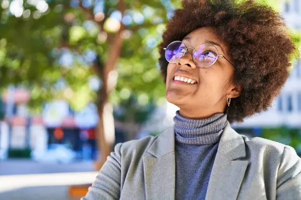 アフリカ系アメリカ人女性エグゼクティブは 公園で空を見ている自信を持って微笑む — ストック写真