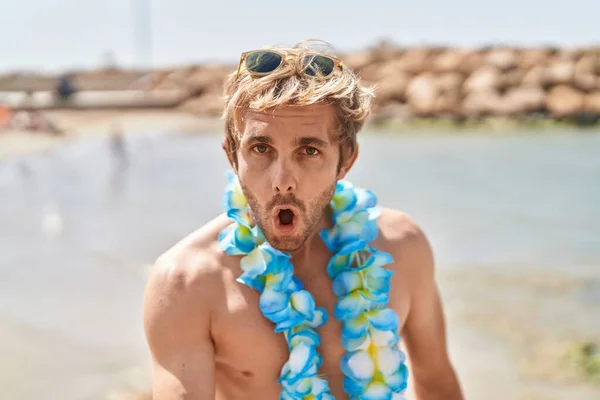 Caucasian Man Wearing Hawaiian Lei Beach Scared Amazed Open Mouth — Stock Photo, Image