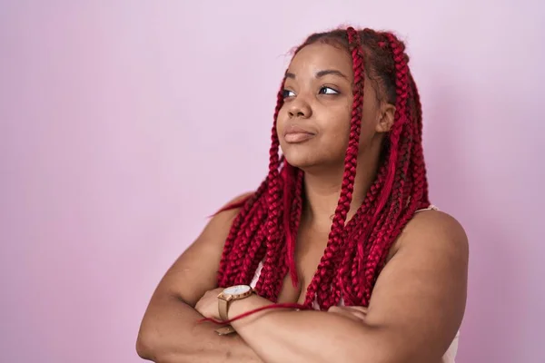 Αφροαμερικανή Γυναίκα Πλεγμένα Μαλλιά Στέκεται Πάνω Από Ροζ Φόντο Κοιτάζοντας — Φωτογραφία Αρχείου