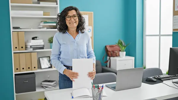 Mujer Hispana Mediana Edad Trabajadora Negocios Sosteniendo Documentos Sonriendo Oficina —  Fotos de Stock