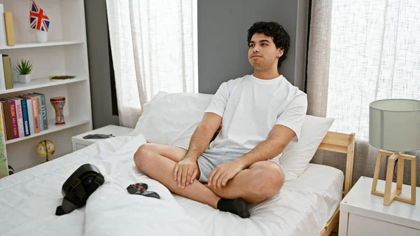 Молодий Латинський Чоловік Сидить Ліжку Думаючи Спальні — стокове фото