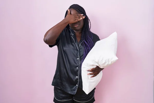 Młoda Afrykanka Ubrana Pijamę Przytulającą Poduszkę Zakrywającą Oczy Dłonią Wyglądająca — Zdjęcie stockowe
