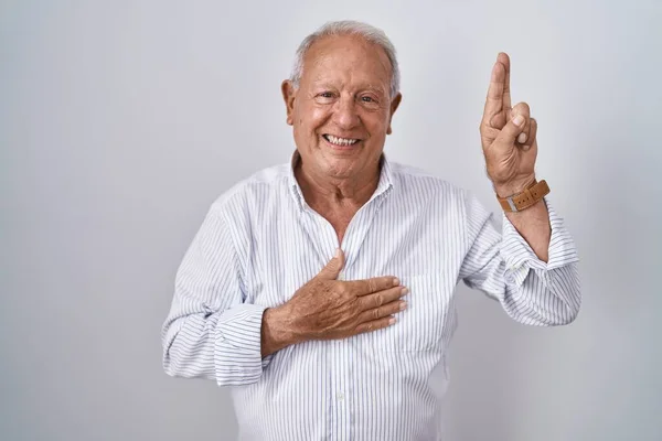 Starszy Mężczyzna Siwymi Włosami Stojący Nad Odosobnionym Tłem Uśmiechający Się — Zdjęcie stockowe