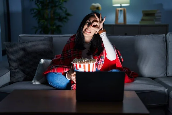 Spaanse Vrouw Eet Popcorn Kijken Naar Een Film Bank Doet — Stockfoto