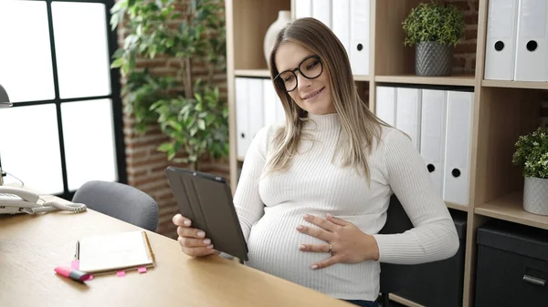 Mladá Těhotná Žena Obchodní Pracovnice Pomocí Touchpad Dotýkání Břicha Kanceláři — Stock fotografie