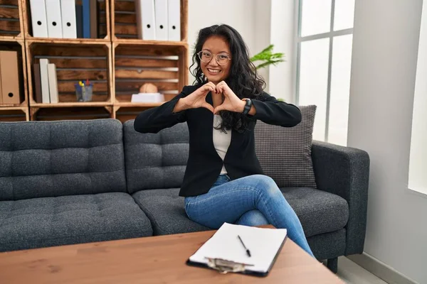 Joven Asiática Mujer Consulta Oficina Sonriendo Amor Haciendo Corazón Símbolo — Foto de Stock