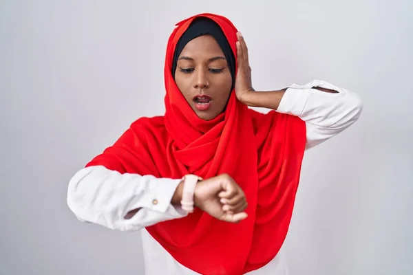 Young Arab Woman Wearing Traditional Islamic Hijab Scarf Looking Watch — Stock Photo, Image