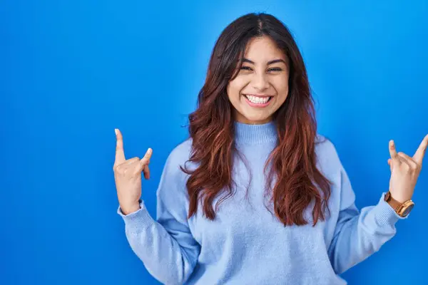 Hispanic Young Woman Standing Blue Background Shouting Crazy Expression Doing — Stock Photo, Image