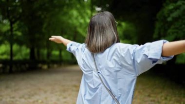 Viyana 'da parkta kollarını açmış güzel İspanyol bir kadın.