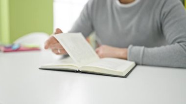 Kütüphanede kitap okuyan İspanyol bir adam.