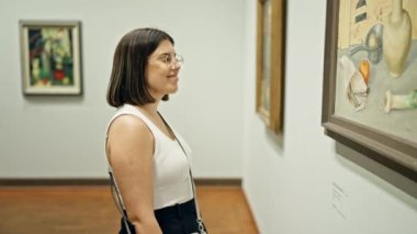Güzel İspanyol bir kadın Viyana 'daki Albertina Müzesi' nde sanat galerisini ziyaret ediyor.