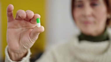 Olgun İspanyol kadın evinde hap tutuyor.