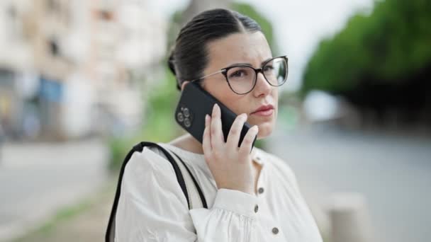 Jonge Mooie Spaanse Vrouw Spreekt Aan Telefoon Straat — Stockvideo