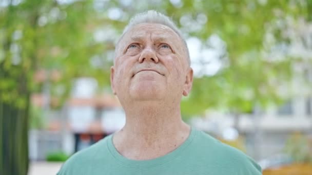 Сіроволоса Людина Середнього Віку Посміхається Впевнено Дивлячись Небо Переможним Виразом — стокове відео
