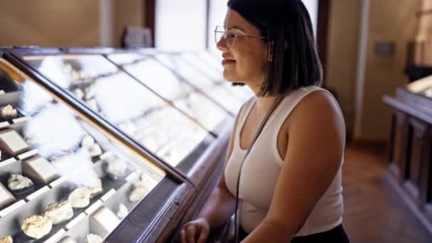 Νεαρή Όμορφη Ισπανίδα Που Επισκέπτεται Γεωλογική Έκθεση Στο Μουσείο Φυσικής — Αρχείο Βίντεο