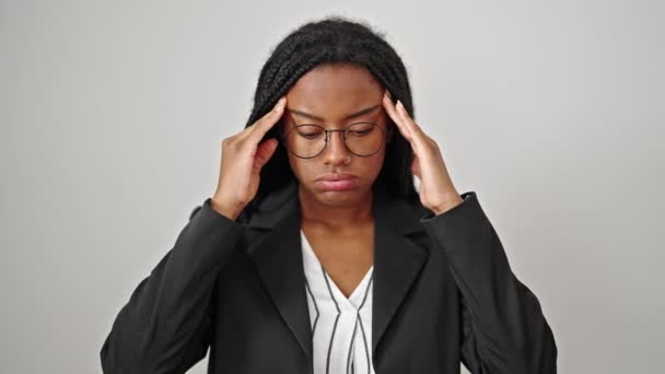 Afrykański Amerykański Kobieta Biznes Pracownik Podkreślił Cierpi Ból Głowy Odizolowanym — Wideo stockowe