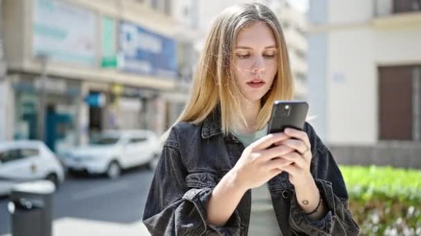 Jovem Loira Usando Smartphone Sorrindo Rua — Vídeo de Stock