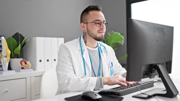 Médico Hispânico Usando Computador Que Trabalha Clínica — Vídeo de Stock