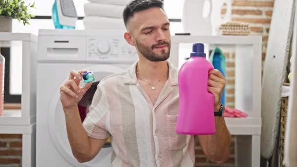 Giovane Uomo Ispanico Che Sceglie Borsa Detergente Bottiglia Lavanderia — Video Stock