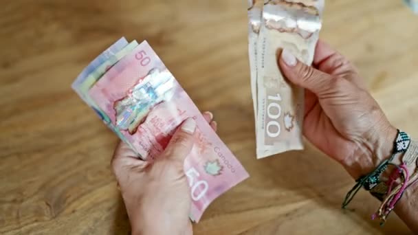 中年惊慌失措的女人在家里数着卡纳达钞票 — 图库视频影像