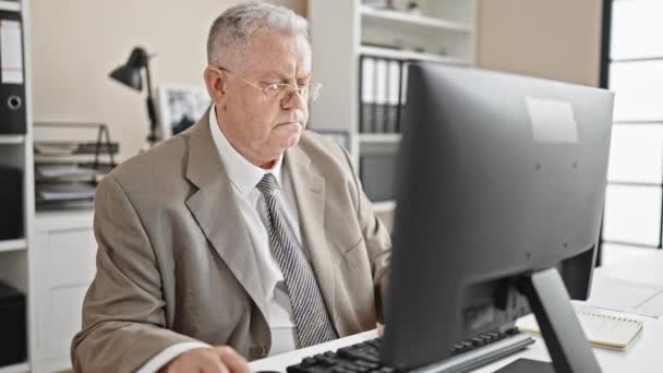 Μεσήλικας Γκριζομάλλης Επιχειρηματίας Που Χρησιμοποιεί Υπολογιστή Που Εργάζεται Στο Γραφείο — Αρχείο Βίντεο