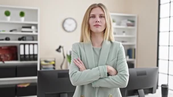 Mladá Blondýna Žena Obchodní Pracovník Usmívá Sebevědomě Stojící Rukama Zkřížené — Stock video