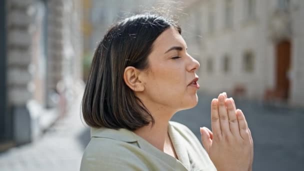 Genç Güzel Spanyol Kadın Viyana Sokaklarında Gözleri Kapalı Dua Ediyor — Stok video