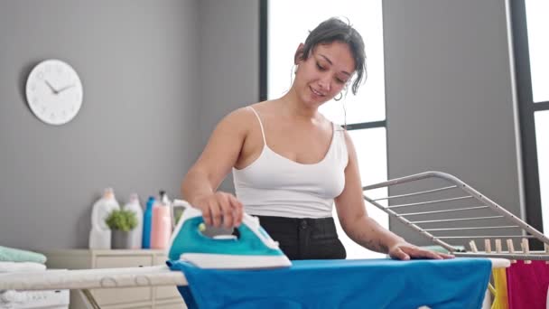 Ung Vacker Latinamerikansk Kvinna Ler Säker Strykning Kläder Tvättstuga — Stockvideo