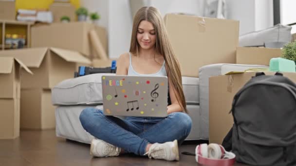 Νεαρό Όμορφο Κορίτσι Φοιτητής Χρησιμοποιώντας Φορητό Υπολογιστή Κάθεται Στο Πάτωμα — Αρχείο Βίντεο