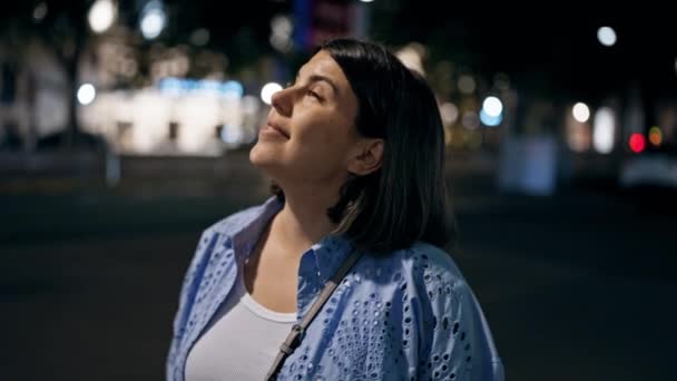 Jovem Mulher Hispânica Bonita Sorrindo Olhando Redor Nas Ruas Noite — Vídeo de Stock