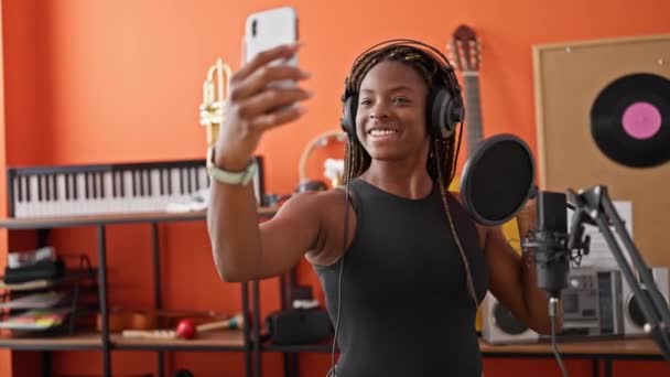 Afroamericano Donna Musicista Fare Selfie Smartphone Sorridente Studio Musica — Video Stock