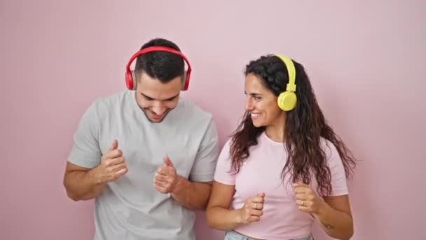 Чоловік Жінка Пара Слухають Музику Танцюючи Над Ізольованим Рожевим Тлом — стокове відео
