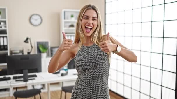 Junge Blonde Geschäftsfrau Lächelt Selbstbewusst Und Macht Daumen Hoch Geste — Stockvideo