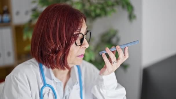 Жінка Середнього Віку Лікар Надсилає Голосове Повідомлення Телефону Клініці — стокове відео