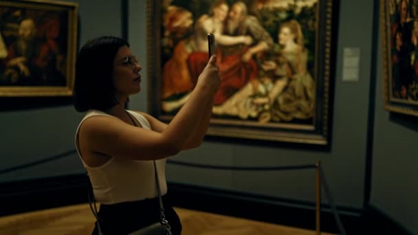 Młoda Piękna Latynoska Kobieta Odwiedzająca Galerię Sztuki Robi Zdjęcia Smartfonem — Wideo stockowe