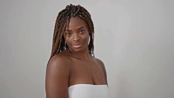Afroamerykanka Uśmiecha Się Pewnie Stojąc Białym Tle — Wideo stockowe