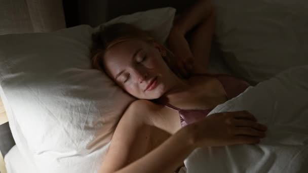 Молодая Блондинка Лежит Кровати Спит Спальне — стоковое видео