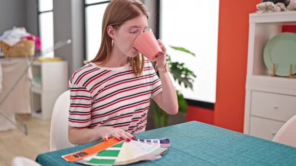 Mujer Rubia Joven Bebiendo Café Eligiendo Color Pintura Comedor — Vídeo de stock