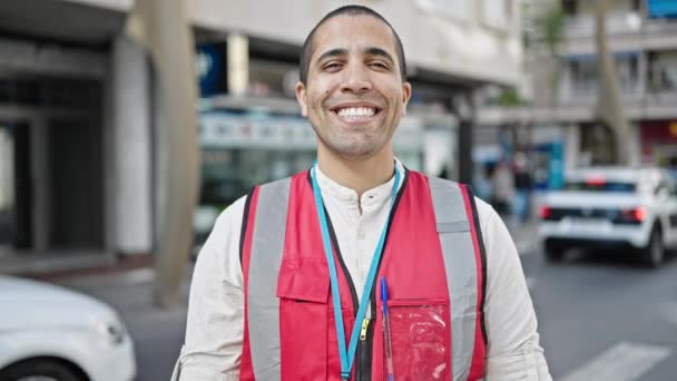 Joven Hispano Voluntario Sonriendo Sujetando Portapapeles Calle — Vídeos de Stock