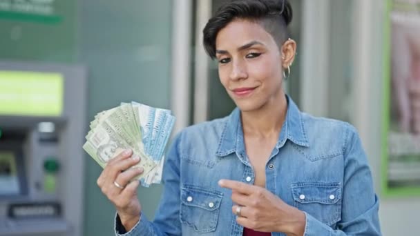 Wanita Cantik Hispanik Muda Tersenyum Percaya Diri Menunjuk Uang Peso — Stok Video