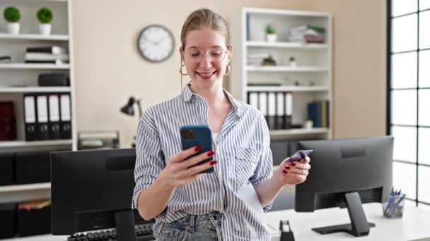 Młoda Blondynka Biznes Pracownik Zakupy Smartfonem Kartą Kredytową Biurze — Wideo stockowe
