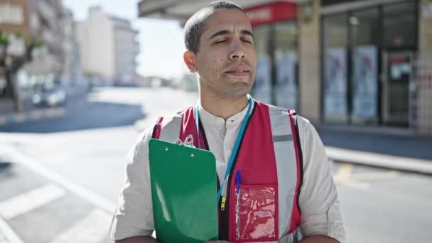 Jovem Hispânico Voluntário Segurando Prancheta Rua — Vídeo de Stock