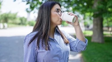 Genç ve güzel İspanyol kadın Madrid sokaklarında kahve içiyor.