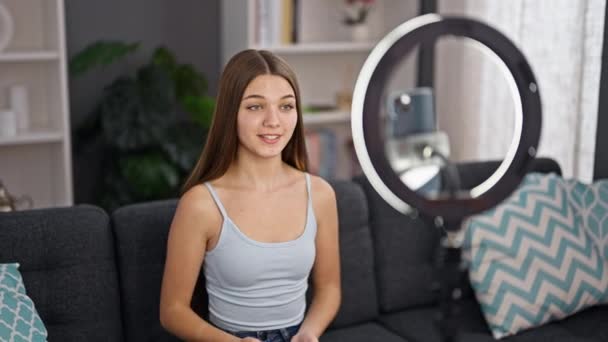 年轻漂亮的女孩笑着自信地录制视频教程 在家里讲话 — 图库视频影像