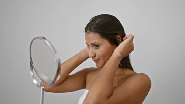 Ung Latinamerikansk Kvinna Vidröra Ansiktet Tittar Spegeln Ler Över Isolerade — Stockvideo